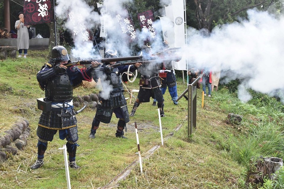 火縄銃を放つ関ケ原鉄砲隊＝関ケ原町関ケ原、岡山烽火場