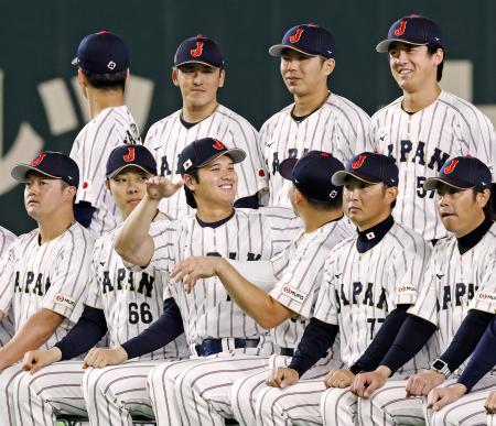 　笑顔で記念撮影に臨むＷＢＣ日本代表の大谷翔平（前列左から３人目）＝４日、東京ドーム