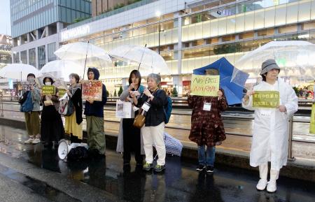 　東京・ＪＲ新宿駅前で開かれた米兵による犯罪や性暴力に抗議する集会＝２８日午後