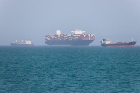 　ホルムズ海峡の船舶＝４日、イラン南部バンダルアバス沖（イラン学生通信・ＷＡＮＡ提供、ロイター＝共同）