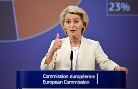 　ベルギー・ブリュッセルで記者会見するＥＵのフォンデアライエン欧州委員長＝１６日（ゲッティ＝共同）