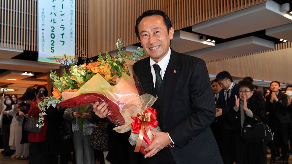 県庁に初登庁し花束を受け取る江崎禎英知事＝６日午前９時３１分、岐阜市薮田南、岐阜県庁