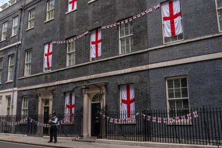 　イングランドの旗が飾られた英首相官邸＝１４日、ロンドン（ゲッティ＝共同）