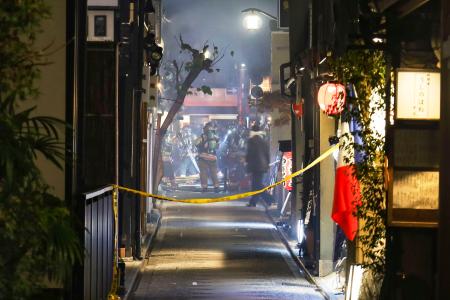 　京都市中京区の繁華街・先斗町の火災現場で活動する消防隊員＝２９日午後８時４１分