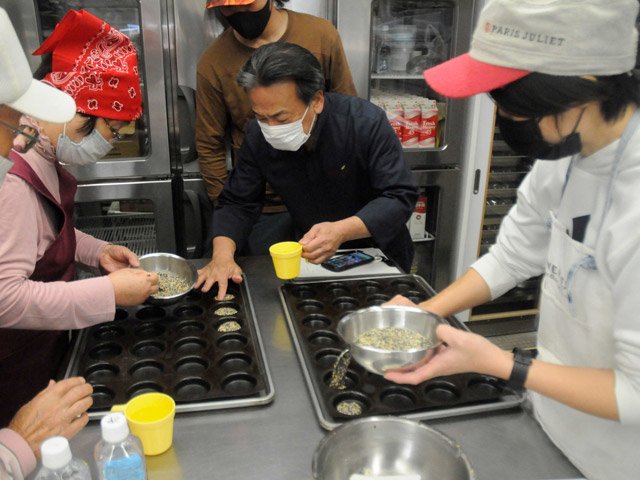 所浩史さん（中央）からスイーツのレシピを教わる受講者ら＝岐阜市琴塚、プルシック