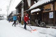 朝から雪かきに励む人たち＝２４日午前８時２８分、郡上市八幡町新町