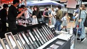 包丁などを買い求める観光客ら＝８日午後、関市本町