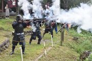 火縄銃を放つ関ケ原鉄砲隊＝関ケ原町関ケ原、岡山烽火場