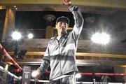 　特設リング上で観客の声援に応える世界スーパーバンタム級主要４団体統一王者の井上尚弥＝１日、米ラスベガス（共同）