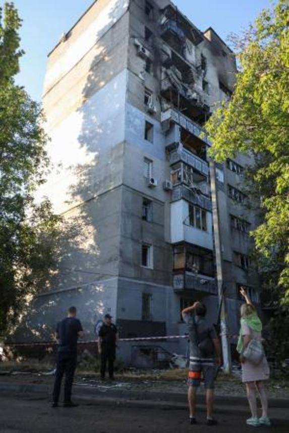 　ウクライナ南部オデーサで、ロシアによる無人機攻撃を受けて損傷した集合住宅＝１９日（ロイター＝共同）