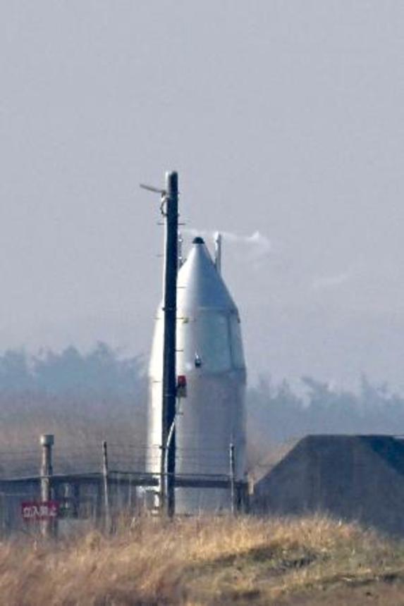 　飛行試験が中止された小型実験機「ＲＶ―Ｘ」＝３０日午前、秋田県能代市