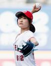 　米大リーグ、エンゼルス―ドジャース戦で始球式を務めるフィギュアスケート女子の島田麻央＝アナハイム（共同）