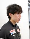 　取材に応じるスピードスケート・ショートトラック男子の宮田将吾＝２日午後、成田空港