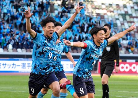 　早実―徳島市立　前半、先制ゴールを決め、駆け出す徳島市立・芳田（左）＝国立競技場