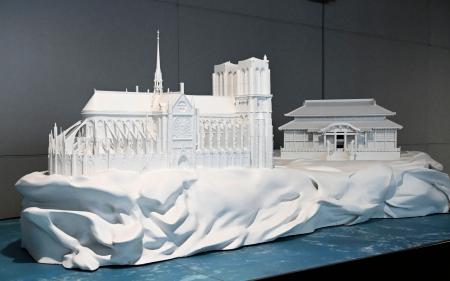 　関西空港に設置された、首里城とノートルダム大聖堂をモチーフにした作品＝１０日午後