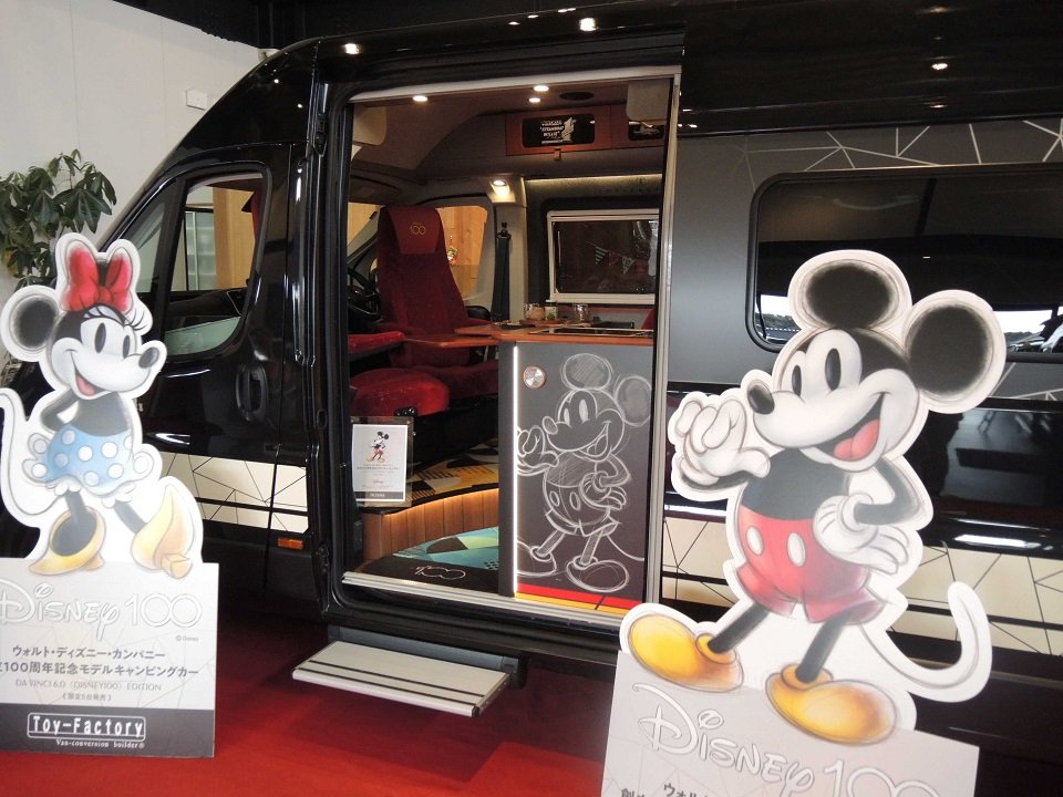 ディズニー創立１００周年記念モデルのキャンピングカー＝可児市瀬田、トイファクトリー岐阜本店