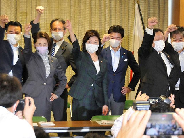 出陣式で気勢を上げる野田聖子氏（中央）＝１７日午前、東京・永田町の党本部