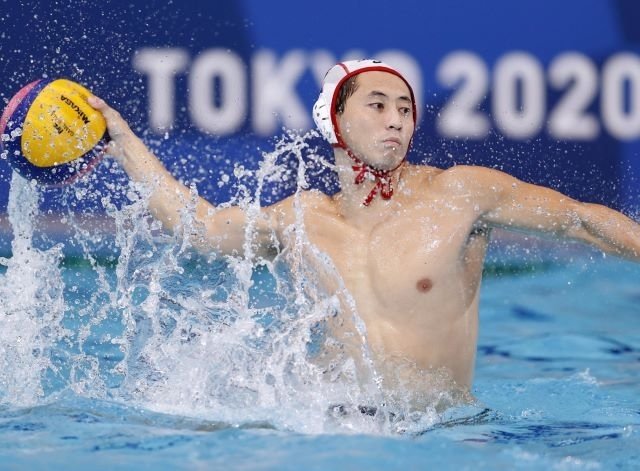 日本ー南アフリカ　第２ピリオド、シュートを放つ足立＝東京辰巳国際水泳場