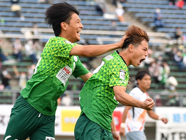 ＦＣ岐阜×長野＝後半１分、移籍後初ゴールとなる同点ゴールを決めて喜ぶ岐阜のＭＦ窪田（１９）とＦＷ深堀＝長良川競技場