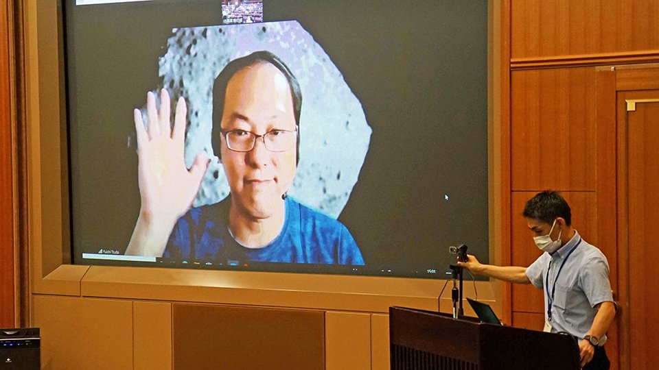 津田雄一さん（画面）がはやぶさ２の挑戦と成果をテーマに語った講演会＝関市小屋名、県博物館
