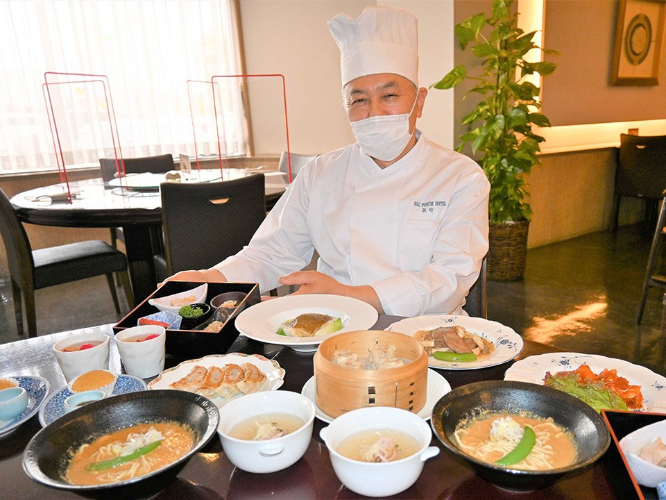 「家族で楽しんで」と自慢料理を紹介する佐竹秀公料理長＝大垣市万石、大垣フォーラムホテル「中国料理　萬里」