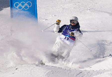 　男子モーグル予選　コブでバランスを崩す藤木豪心＝リビーニョ（共同）