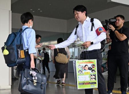 　吉川友梨さんが行方不明になった事件で、情報提供を呼びかける大阪府警の捜査員＝２日午前、ＪＲ熊取駅