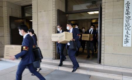 　名古屋市役所の家宅捜索を終え、押収物を運び出す愛知県警の捜査員＝９日午前１０時２６分
