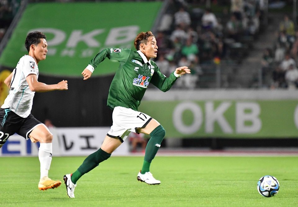 ＦＣ岐阜×岩手＝前半、前線へボールを運ぶＦＣ岐阜のＤＦ藤谷＝長良川競技場