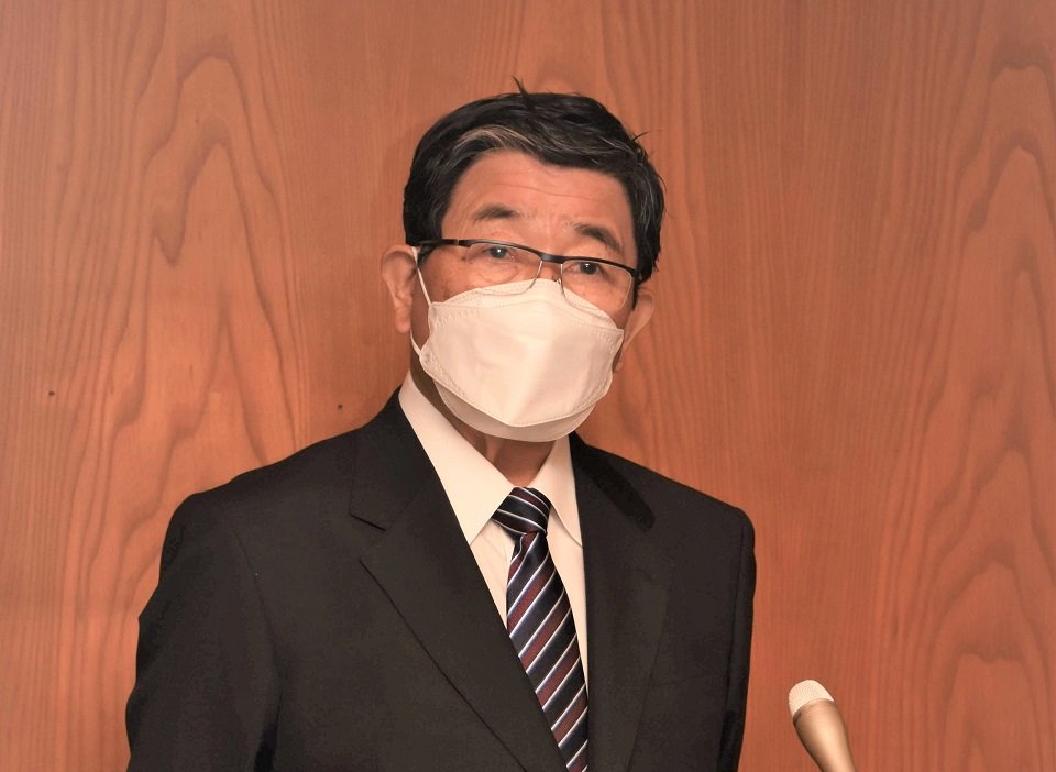 知事メッセージ「感染急拡大の徹底阻止」について説明する古田肇・岐阜県知事＝県庁