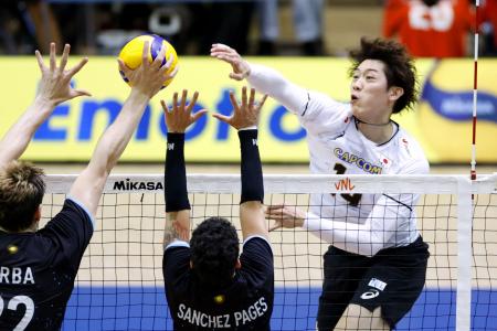 　日本―アルゼンチン　第１セット、スパイクを放つ石川＝千葉ポートアリーナ