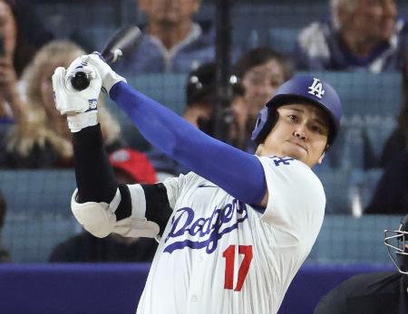 　エンゼルス戦の８回、３試合連続本塁打となる１６号ソロを放つドジャース・大谷＝ロサンゼルス（共同）