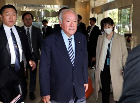 　ＮＨＫ番組への出演を終えた自民党の鈴木幹事長＝１８日午前、東京都千代田区