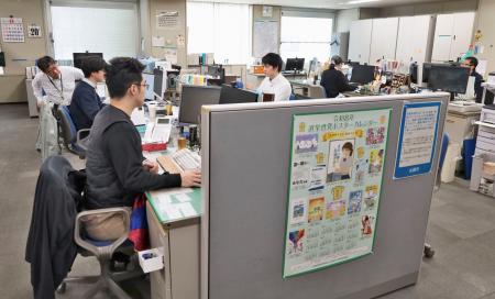 　衆院選の準備に追われる札幌市選挙管理委員会事務局＝２０日、札幌市役所