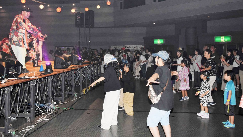 盆踊りを楽しむ参加者ら＝岐阜市金町、市文化センター