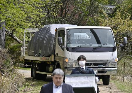 　安達優季容疑者の自宅から運び出される車＝１７日、京都府南丹市