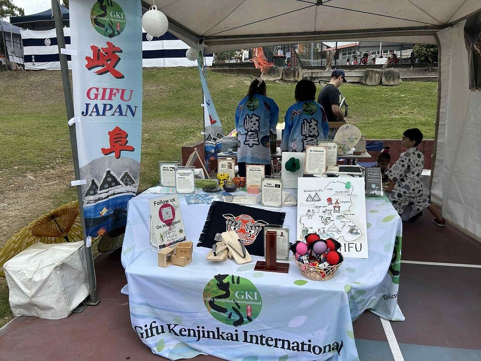 「祭りブリスベン」で美濃和紙など県産品を紹介したオーストラリア岐阜県人会のブース＝オーストラリア・ブリスベン（いずれもオーストラリア岐阜県人会提供）