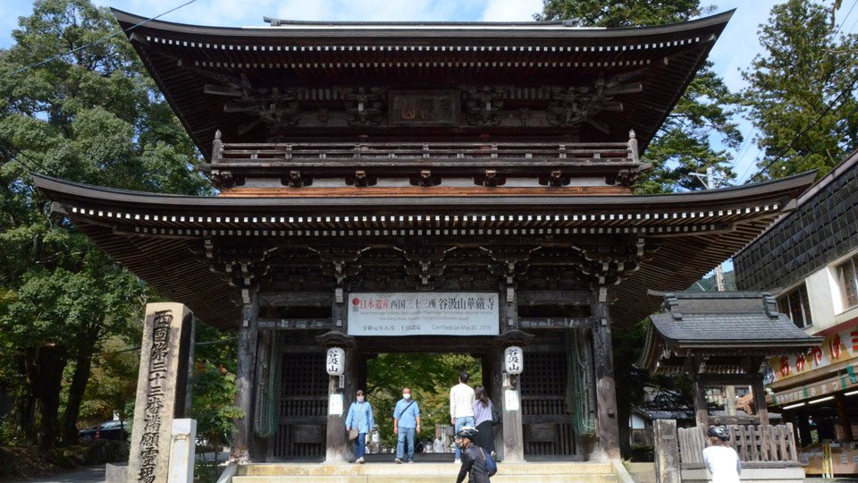 日本遺産にも登録された谷汲山華厳寺。参道には店が並び、観光客でにぎわいを見せる＝揖斐郡揖斐川町谷汲徳積