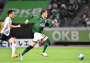 ＦＣ岐阜×岩手＝前半、前線へボールを運ぶＦＣ岐阜のＤＦ藤谷＝長良川競技場