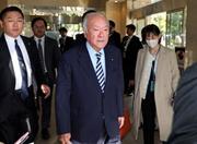 　ＮＨＫ番組への出演を終えた自民党の鈴木幹事長＝１８日午前、東京都千代田区