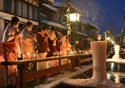 良縁を願いともされた千本ろうそく＝１５日午後５時３３分、岐阜県飛騨市古川町