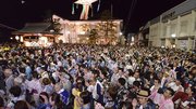 郡上おどりが開幕し、旧庁舎記念館前に広がった踊りの輪＝２０１８年７月、郡上市八幡町島谷