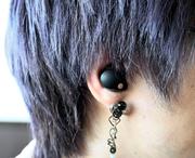 　「聞き取り困難症」の男性が騒音を低減するために普段から使用しているイヤホン