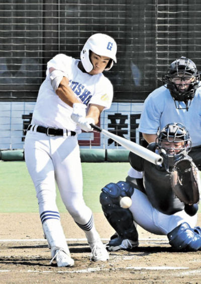 多治見工×県岐阜商＝１回裏県岐阜商２死一、二塁、宮川が中前に先制の適時打を放つ。捕手田川＝長良川（撮影・堀尚人）
