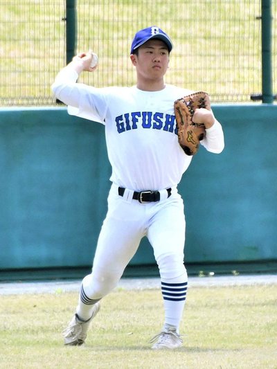 器用にグラブを持ち替えて送球する県岐阜商高の外野手・横山温大選手＝揖斐郡大野町、大野レインボー球場