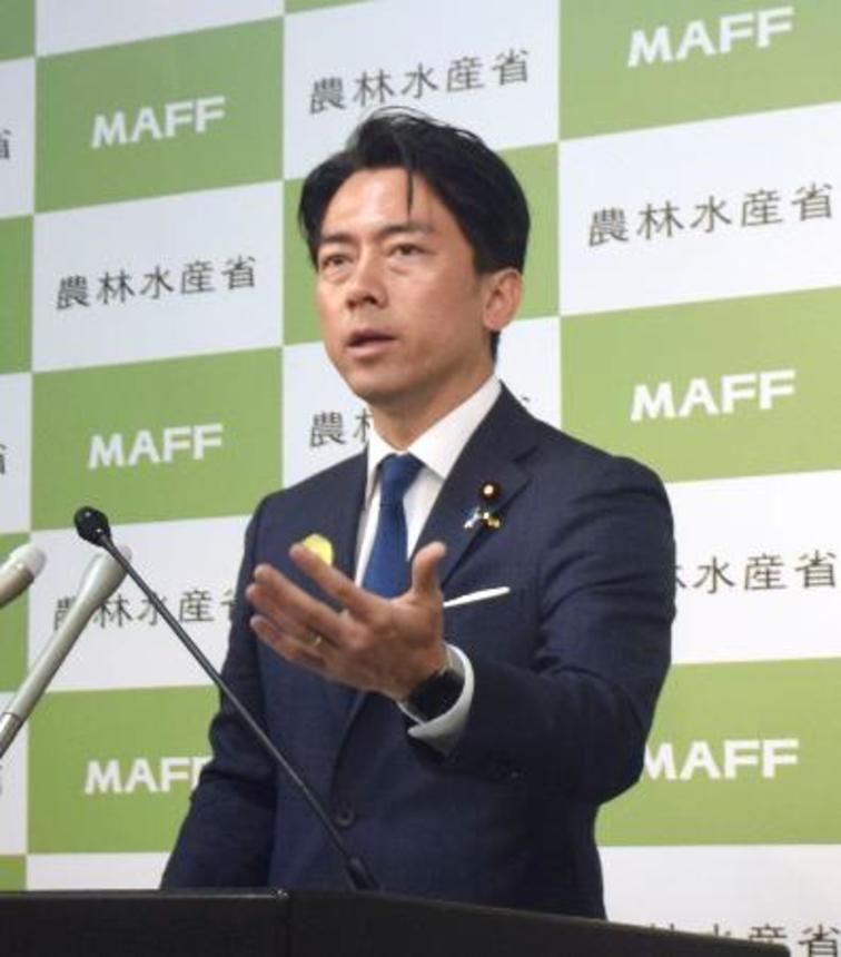 　閣議後に記者会見する小泉進次郎農相＝２７日午前、農水省