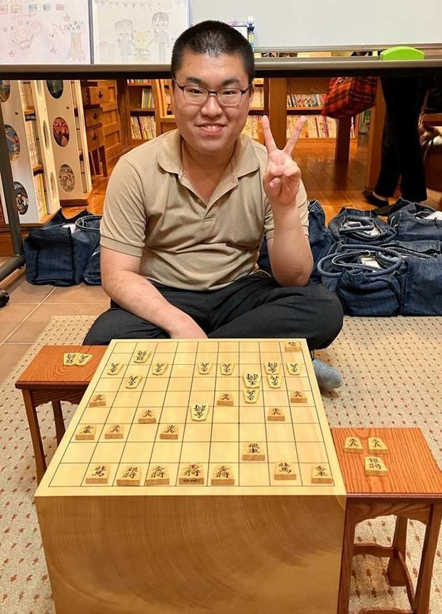 棋譜並べをしてくつろぐ高田明浩さん＝２０２２年７月、各務原市鵜沼朝日町、文聞分
