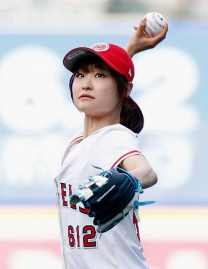 　米大リーグ、エンゼルス―ドジャース戦で始球式を務めるフィギュアスケート女子の島田麻央＝アナハイム（共同）