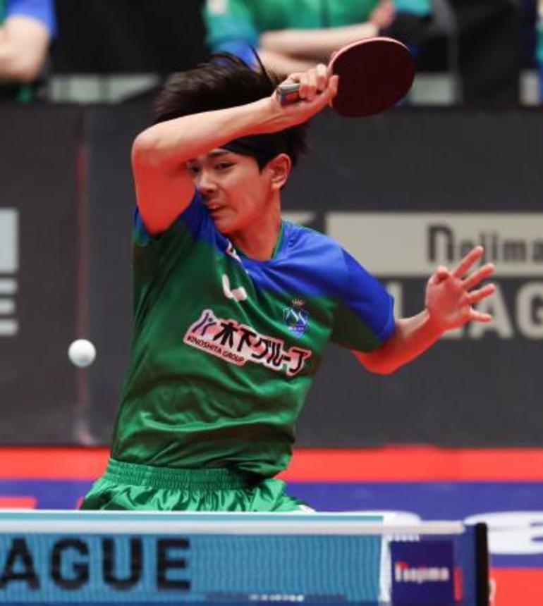 　東京―金沢　第２試合のシングルスでプレーする東京・川上流星＝代々木第二体育館