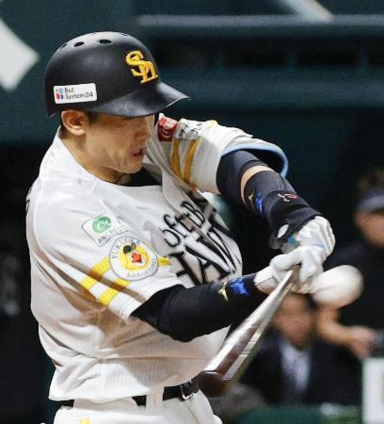 　３回ソフトバンク２死満塁、山本祐が右越えに２点二塁打を放つ＝みずほペイペイドーム